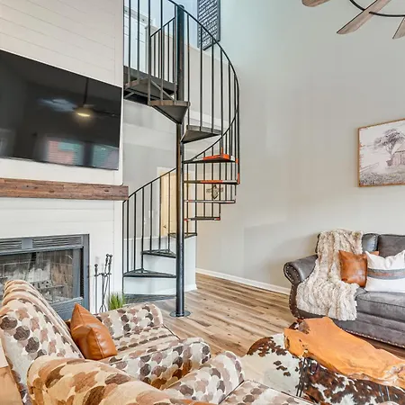 Downtown Gatlinburg Condo With Mountain-View Balcony